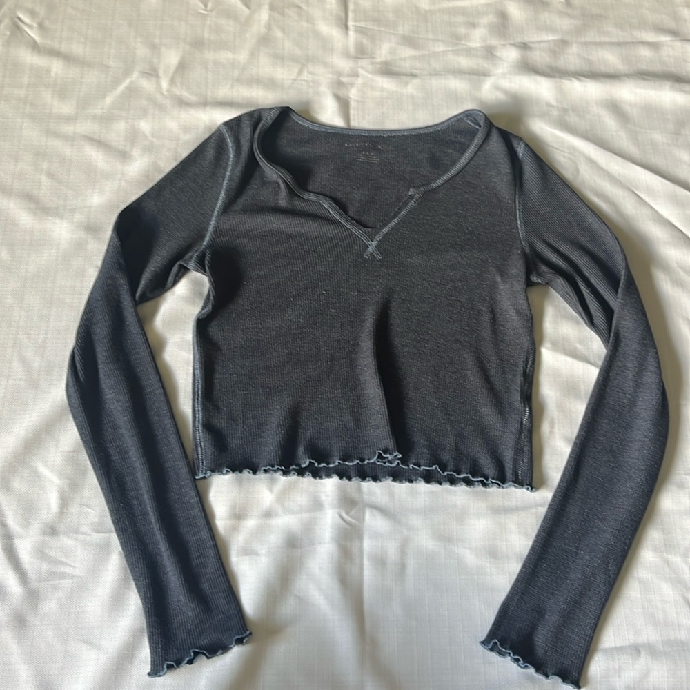 American Eagle, long sleeve Henley cropped t shirt, w/“lettuce” edge trim